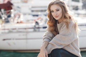 ¿Cómo llevar prendas holgadas de forma elegante?