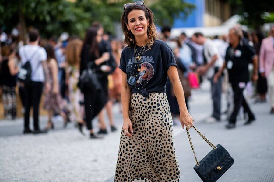 Collage Vintage con falda midi de leopardo y camiseta rockera 