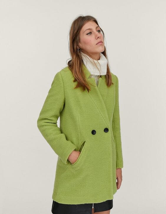 Chica con saco color pepper stem.