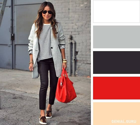 Chica con atuendo en colores neutros y detalle en rojo.