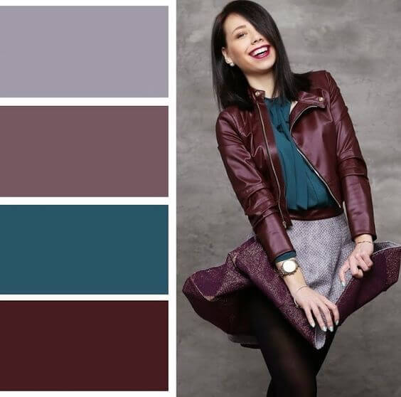 Chica con atuendo color petróleo y lila.