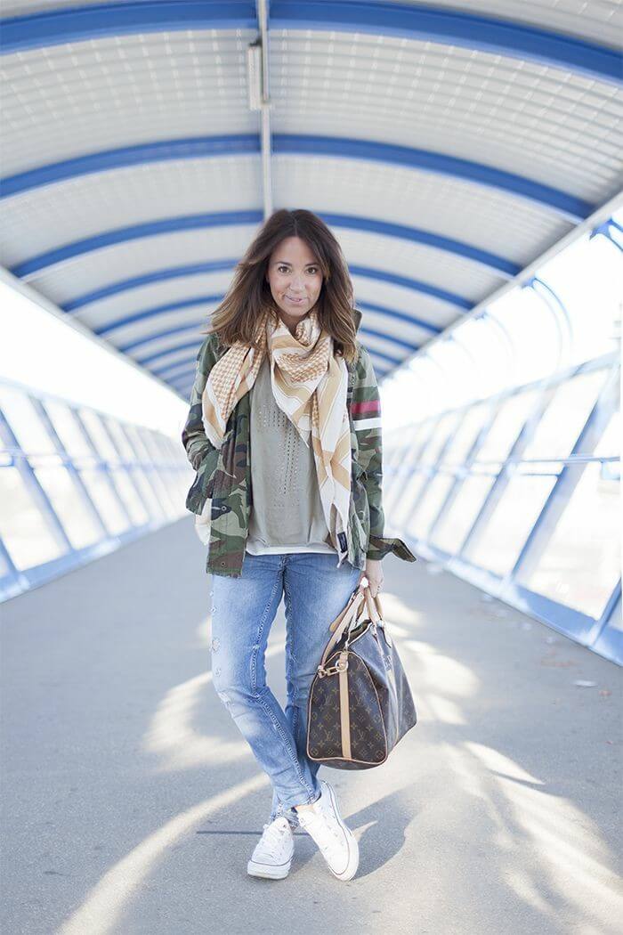 Outfit con cazadora militar en estampado de camuflaje.