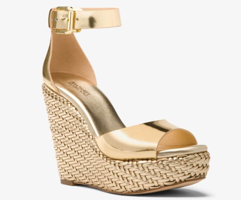 Calzado dorado de Michael Kors. Perfecto para bodas.
