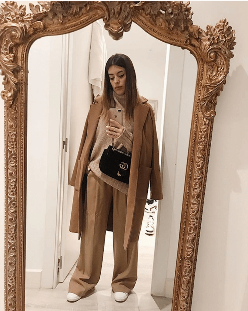 Dulceida con look total beige traje