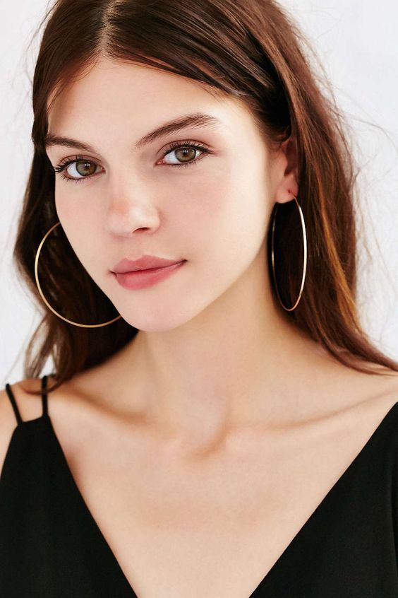Chica con pendientes de aro xl