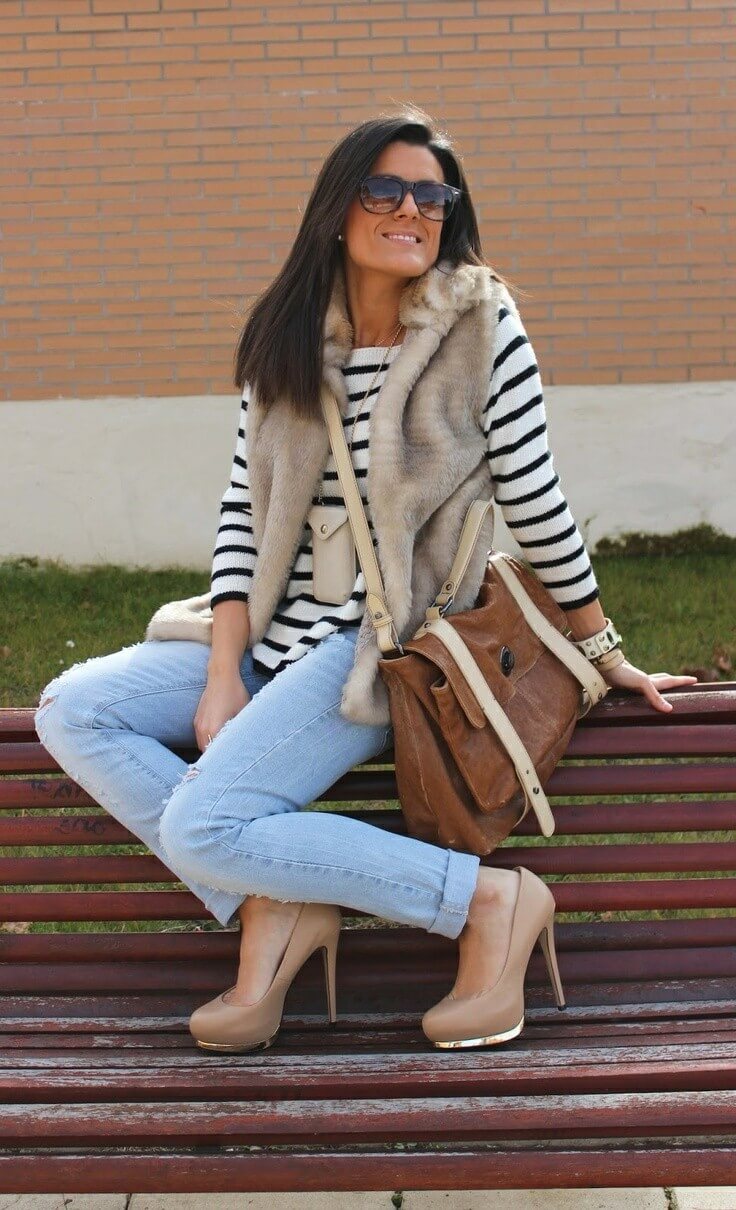 Look casual de entretiempo de camiseta de rayas y jeans.