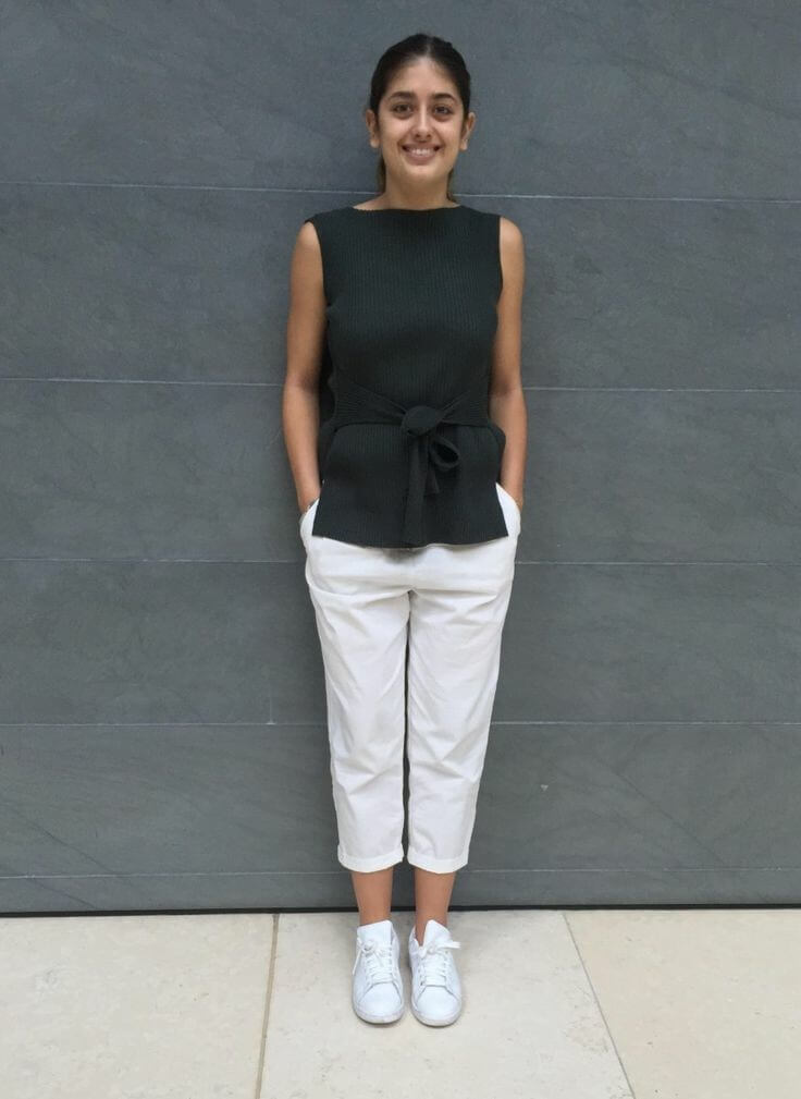 Un atuendo de street style universitario de pantalón y blusa.