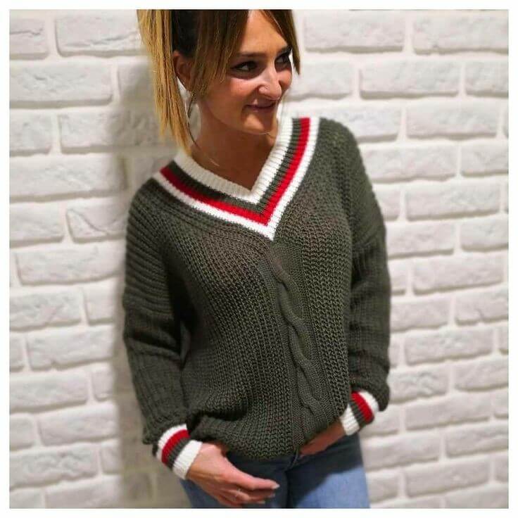 Chica con jersey de estilo universitario.
