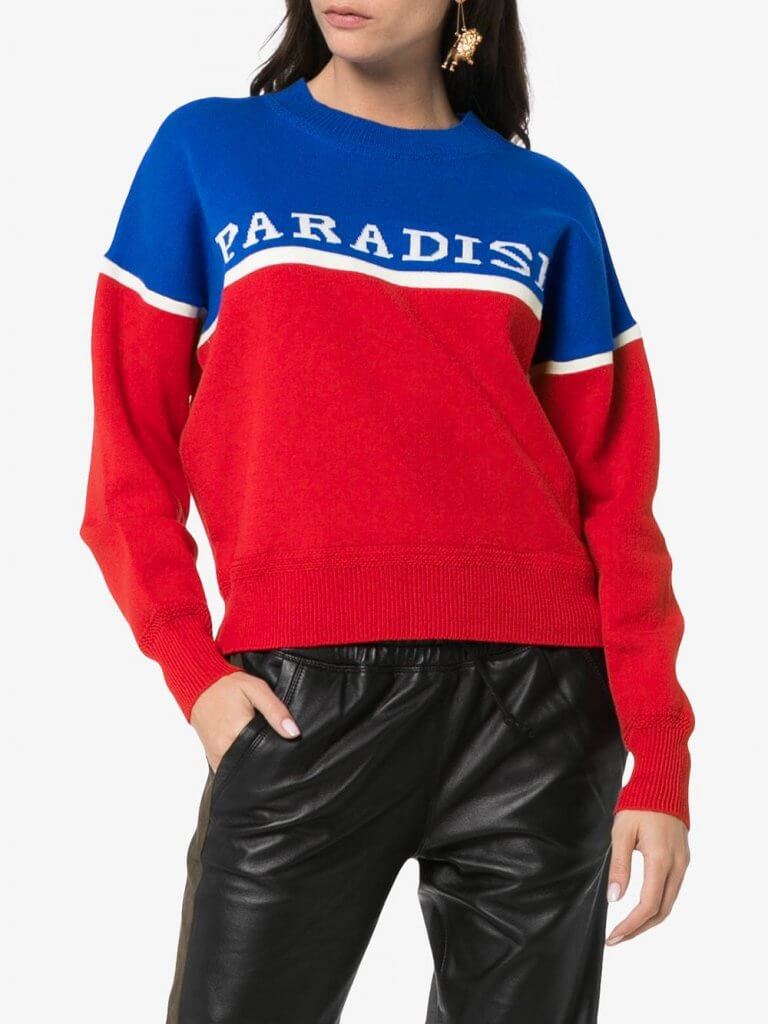 Modelo Kepson en rojo, azul y blanco.