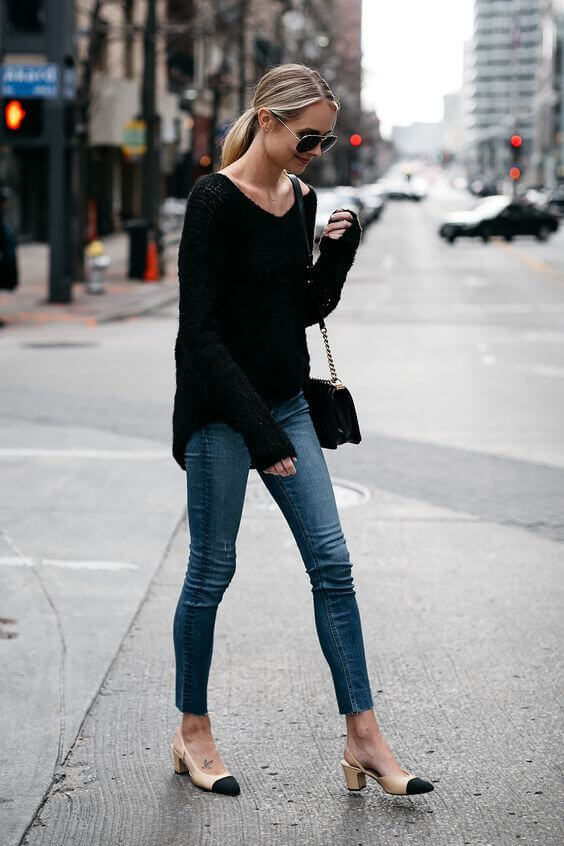 Look casual de jersey negro con vaqueros.