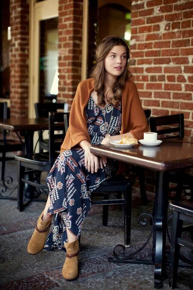 Atuendo de vestido largo, estilo boho chic.