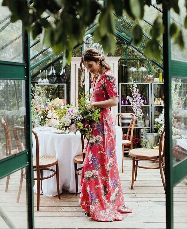 Laura Escanes con un maxivestido de flores.