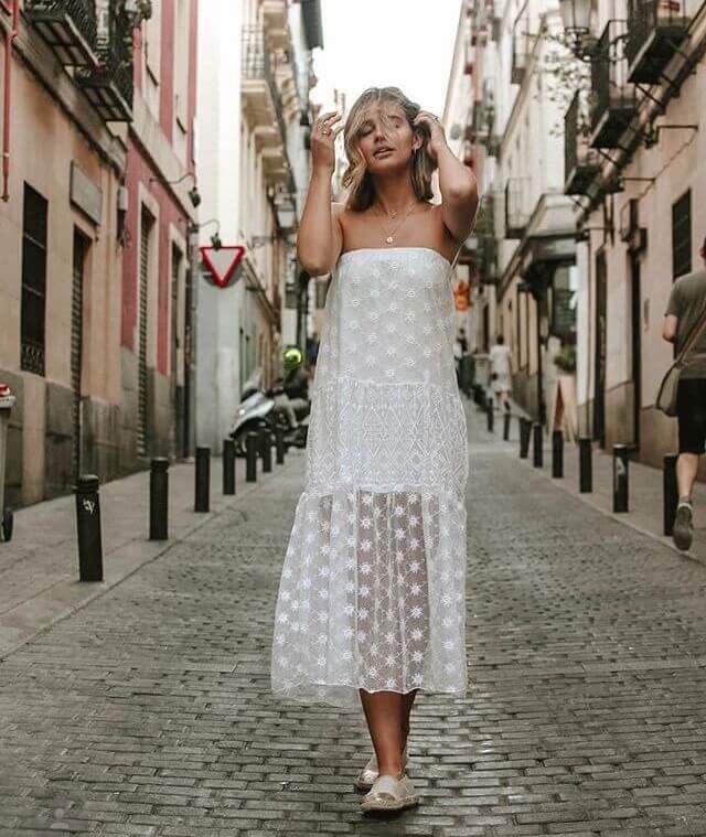 Laura Escanes con maxivestido.