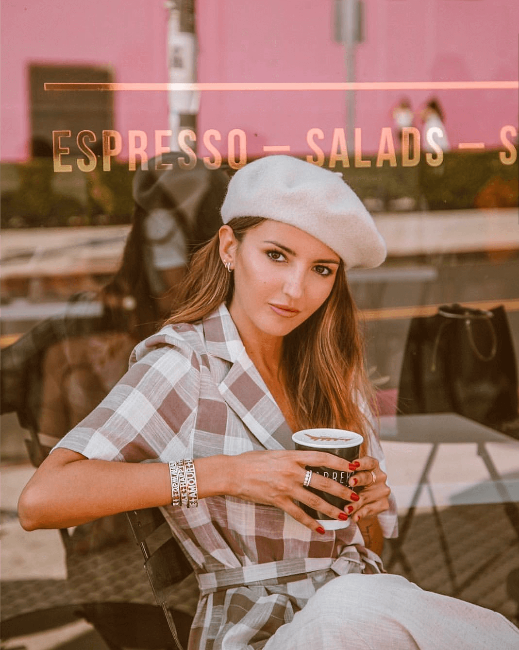 Look francés con boina en tonos pastel.