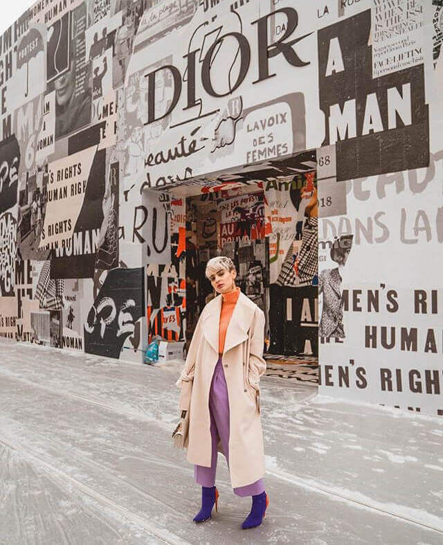 Laura Escanes con un look muy colorido.