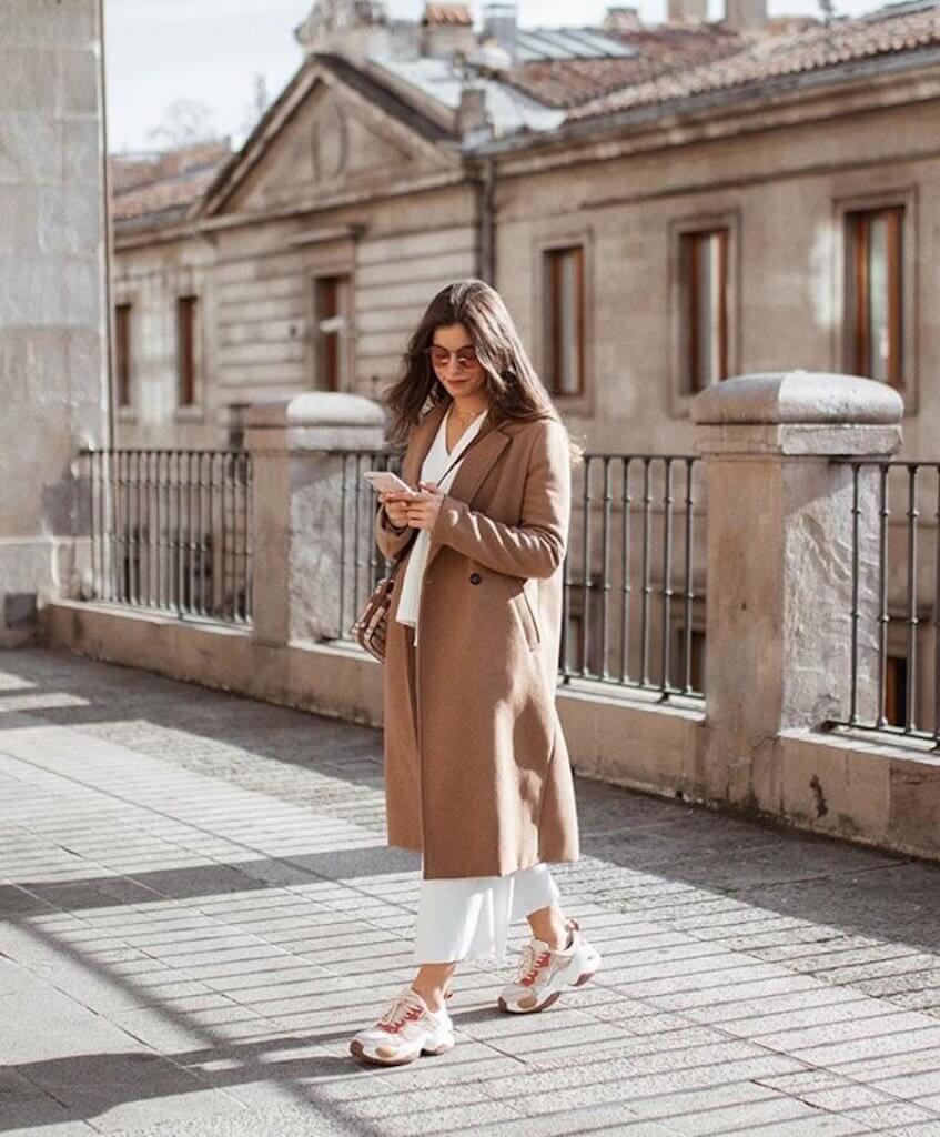Sara Baceiredo con pantalón blanco