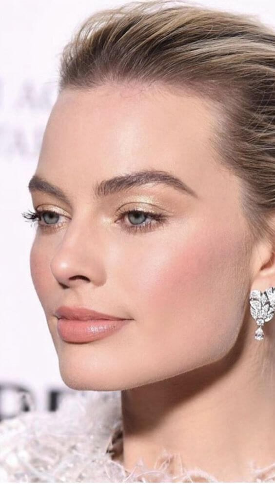 Chica con maquillaje natural para comunión.