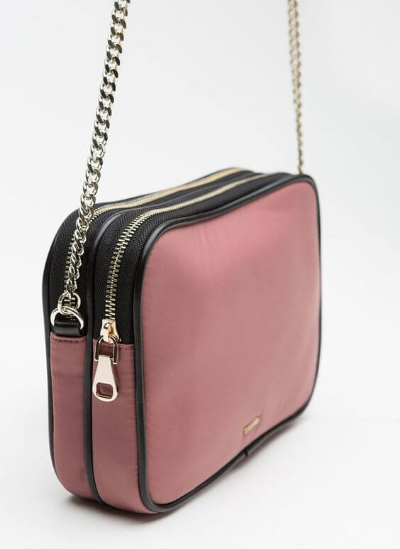 Los bolsos pequeños tienen todo tipo de formas, colores y materiales.