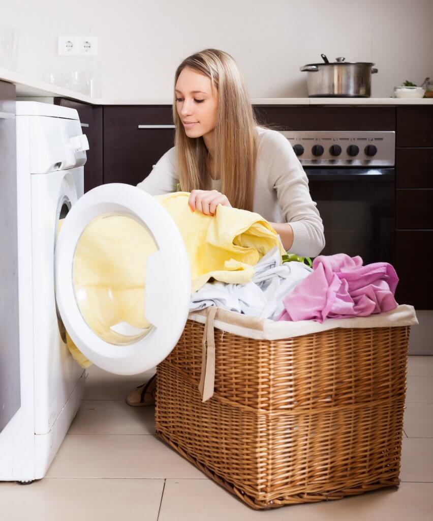 Mujer haciendo la colada.