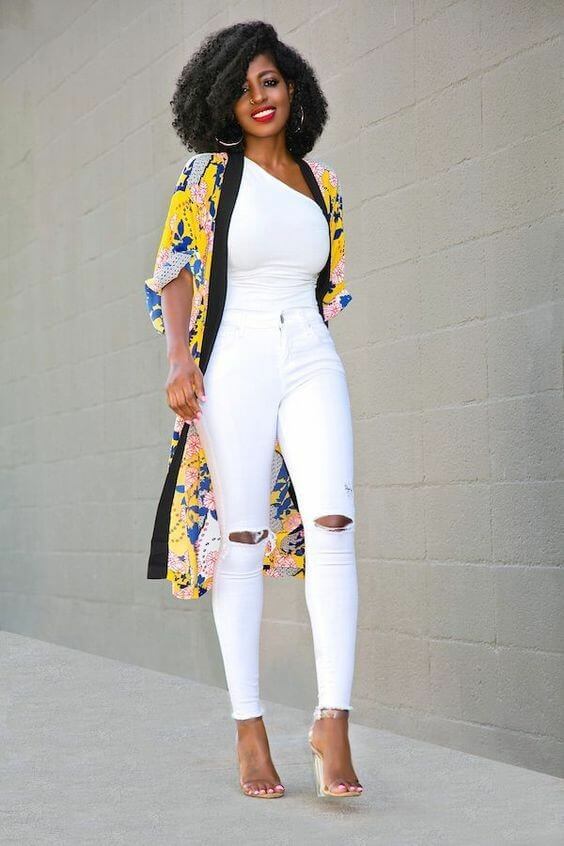 Pantalón blanco y blusa blanca con kimono colorido y sandalias transparentes.