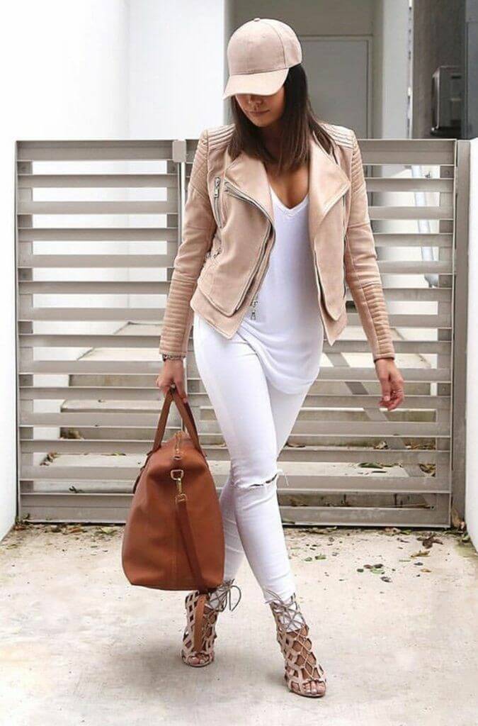 Look con accesorios nude, pantalón blanco y blusa blanca