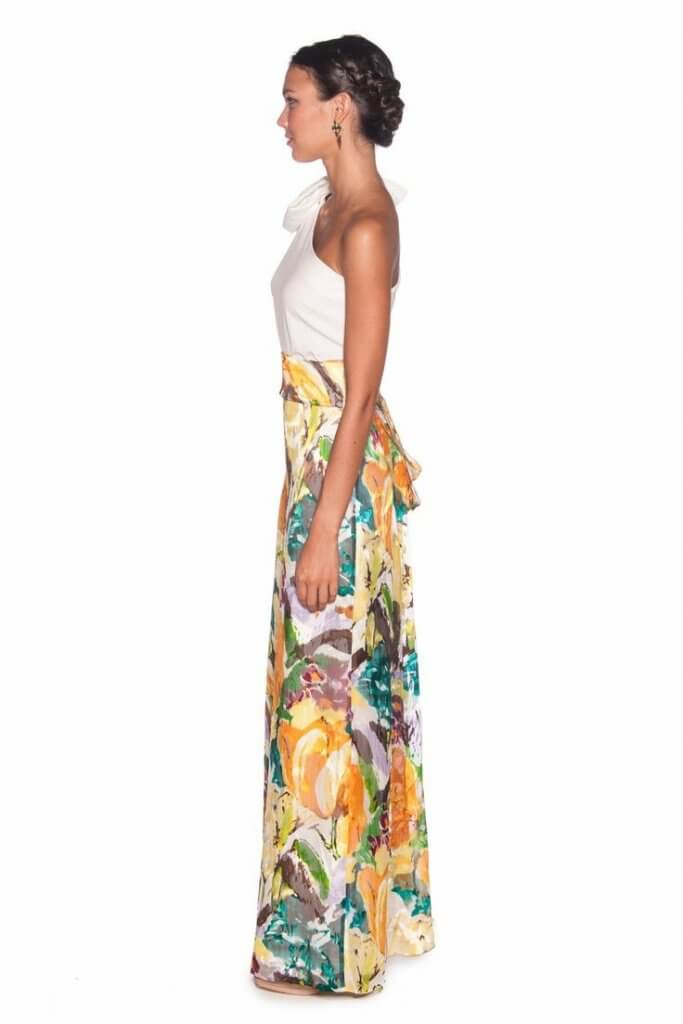 Conjunto elegante de pantalón con estampado floral y blusa asimétrica.