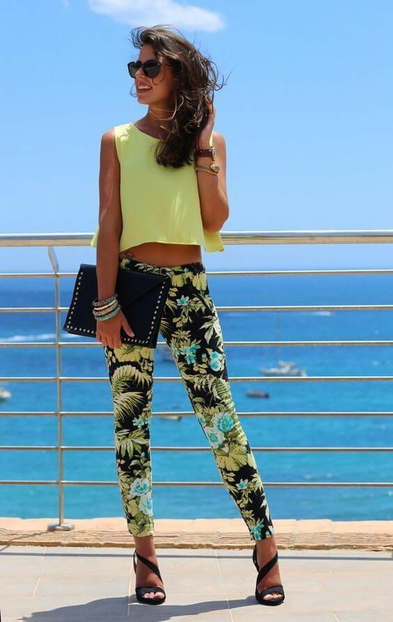 Pantalones con estampado vegetal para el verano.