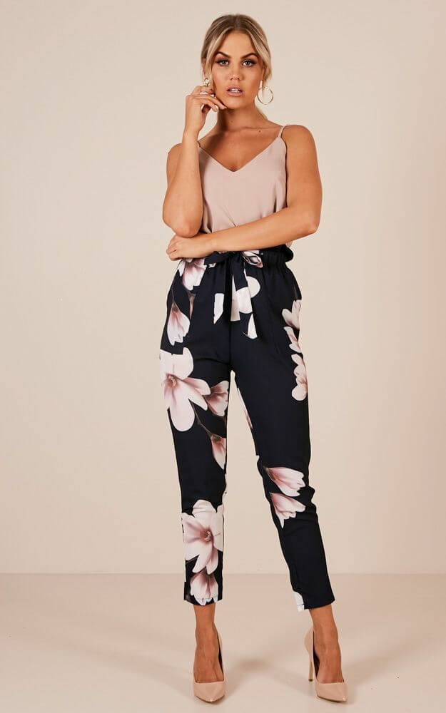 Pantalón de flores con blusa rosa palo.