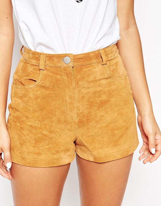 Conjunto de pantalones cortos color mostaza en tejidos densos.