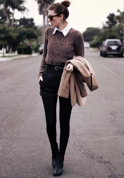 Look de pantalones cortos, medias panties, camisa, jersey y abrigo