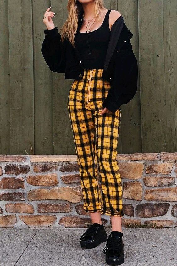 Look con pantalones de cuadros amarillo y negro.