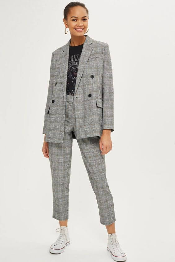 Look de traje gris con estampado de cuadros.