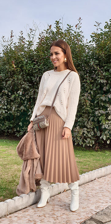 Look de Paula Echevarría con falda plisada en camel.