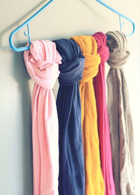 Trucos para ordenar el armario: usar perchas para colgar las bufandas (o los cinturones)