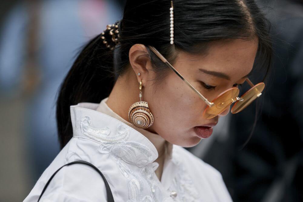 Coleta baja con horquillas - Street Style Londres.