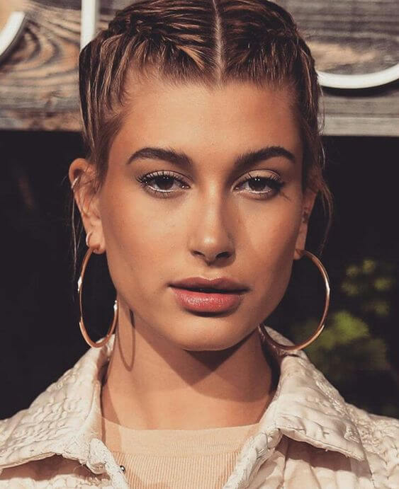 Los pendientes de aro grandes pueden lucirse con muchos recogidos.