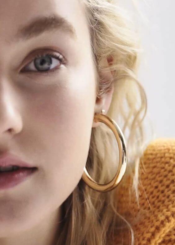 Los pendientes de aro no pasan de moda.