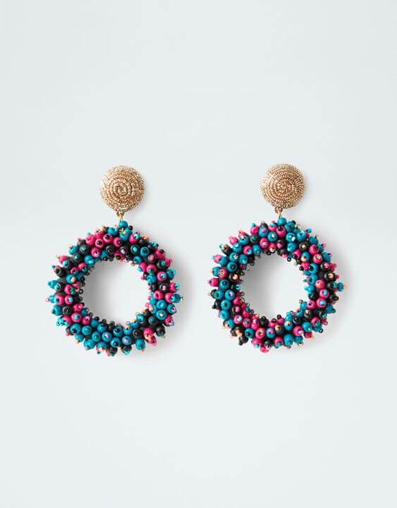 Pendientes de aro con cuentas de colores.