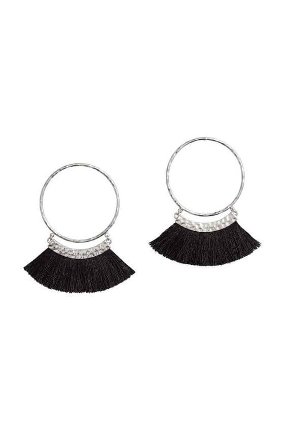 Pendientes de aro con flecos negros.