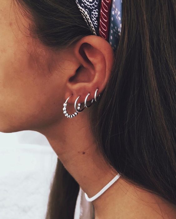 Pendientes de aro en varios tamaños.