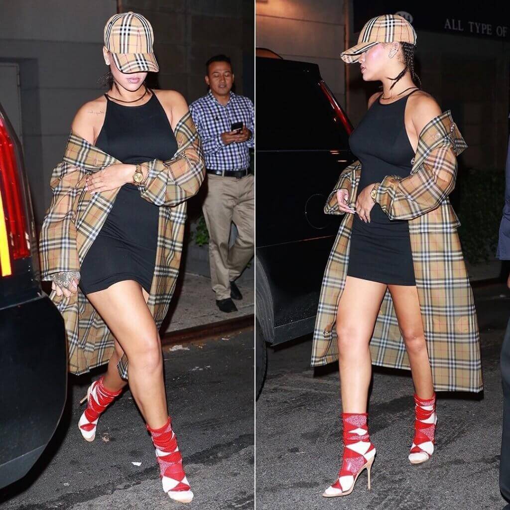 Rihanna con total look de Burberry y sandalias con calcetines
