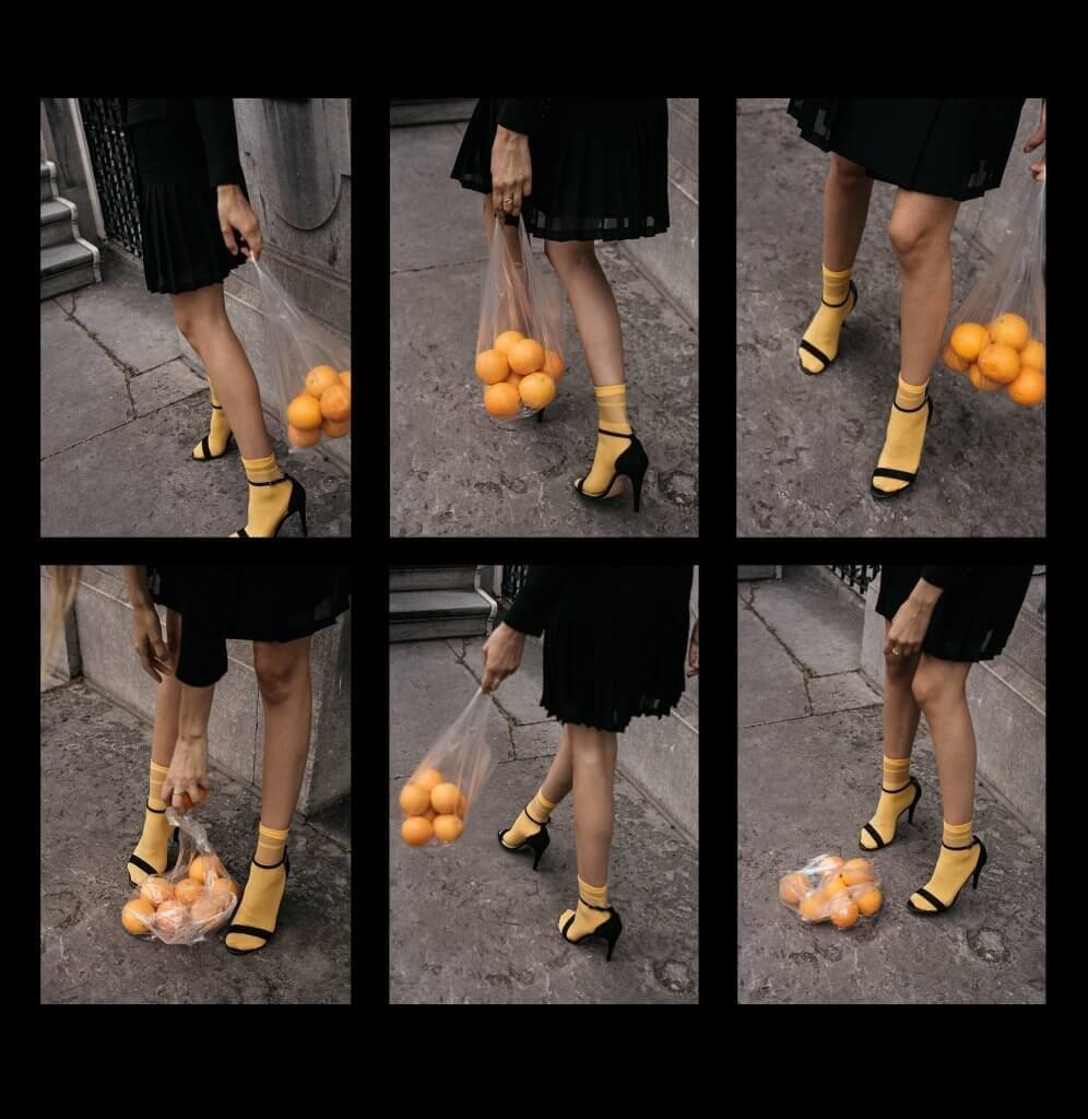 Beatrice Gutu con sandalias y calcetines