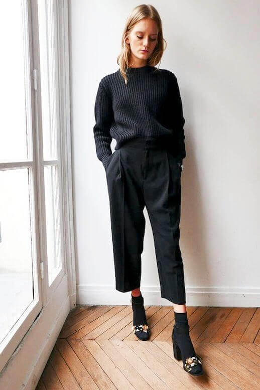 Una forma de llevar las sandalias con calcetines.