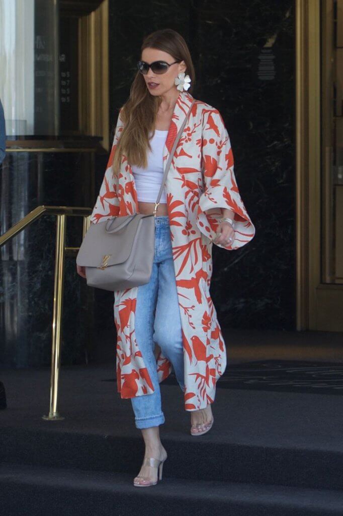 La actriz colombiana luciendo un kimono largo y pendientes maxi de flores.
