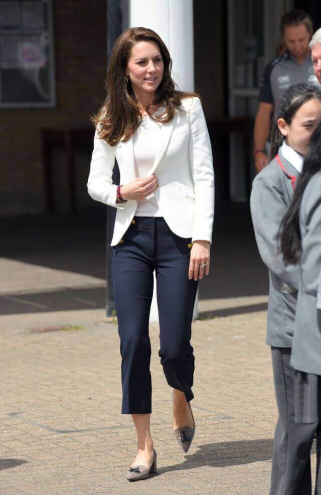 Street style de Kate Middleton - Blazer blanco y pantalón capri marino