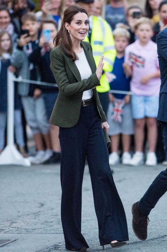 Street style de Kate Middleton - Blazer oliva y pantalón de traje palazzo