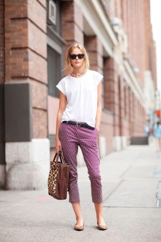 Look de camiseta básica blanca y pantalones estampados rosa.