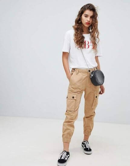 Look casual con pantalón cargo.