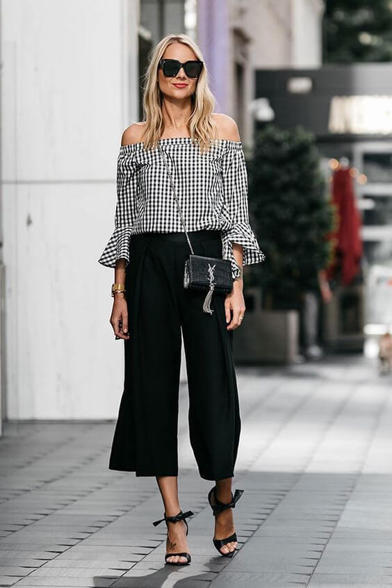 Look de blusa de cuadros vichy.
