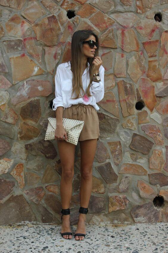 Look de blusa blanca y shorts.